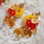 Ranuncolo BO ricamato con cristalli Swarovski e cotone DMC giallo/arancio